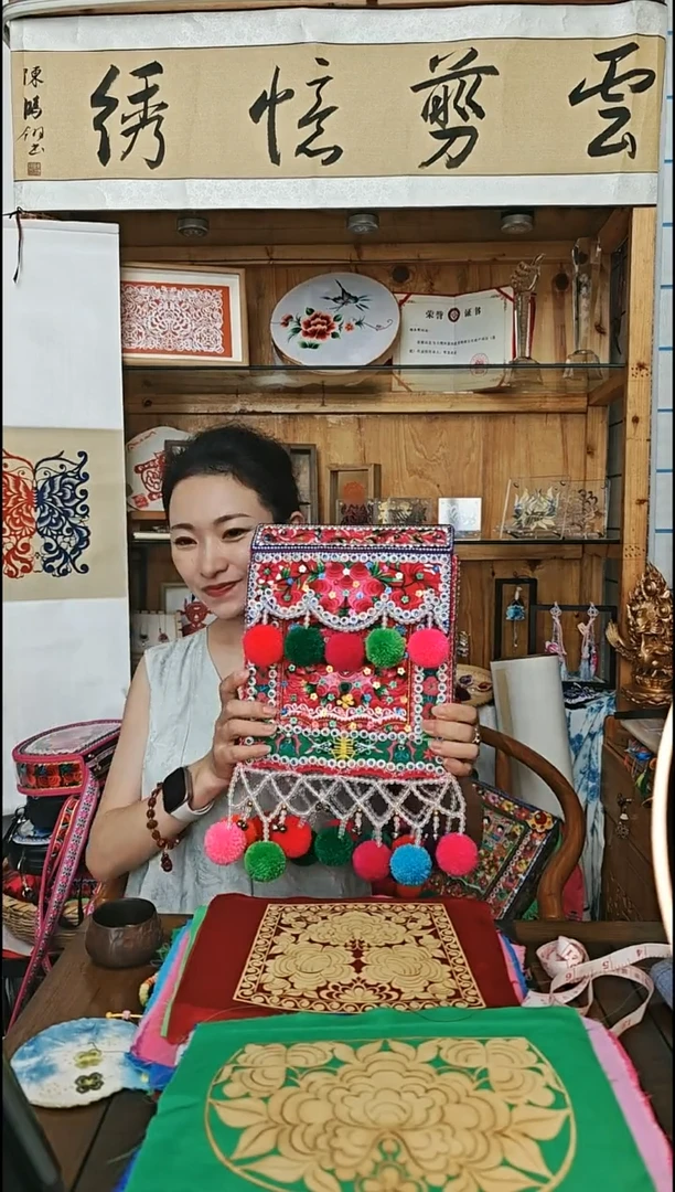 腈纶白族机绣手工加工香包