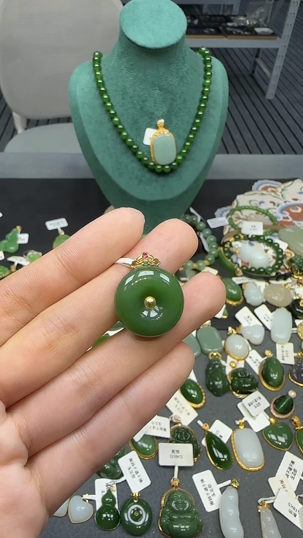 18K金镶嵌和田玉挂件1