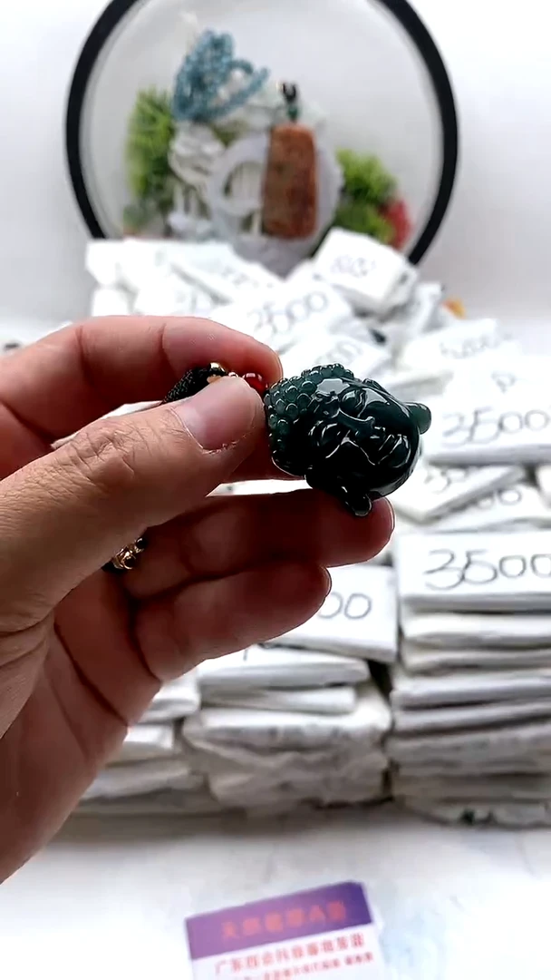 翡翠未镶嵌颈饰佛头