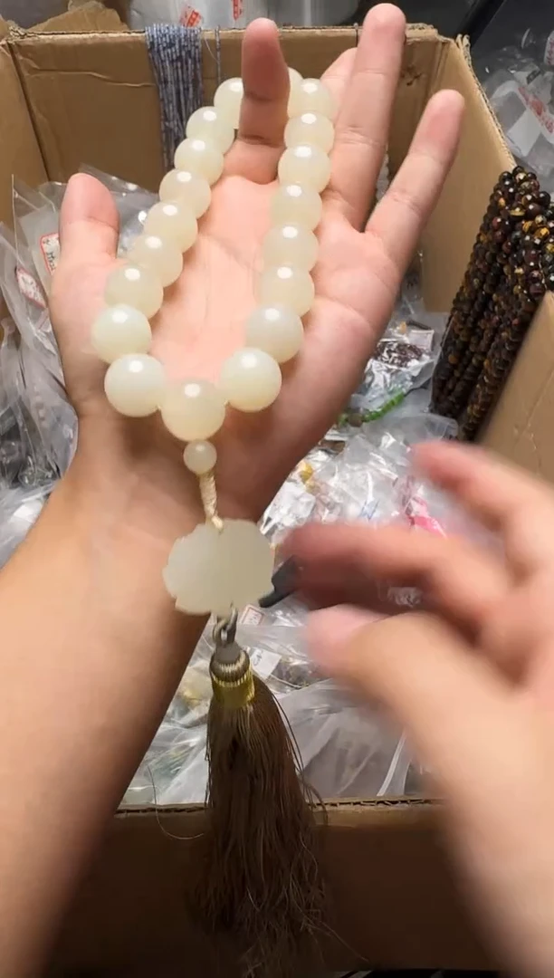 石英质玉（金丝玉）合金颈饰上