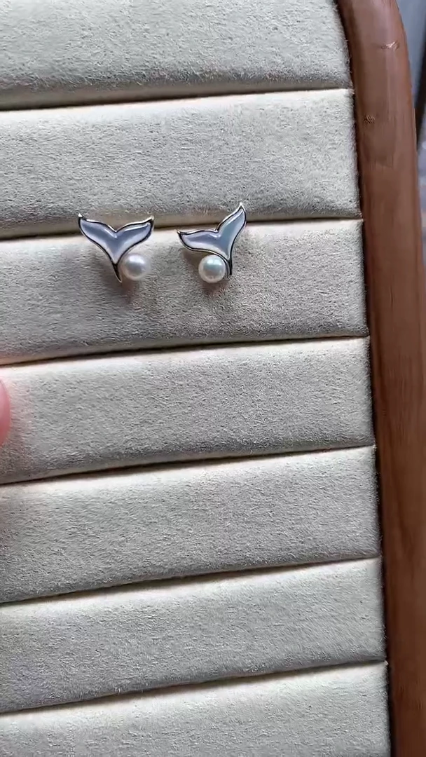 【闪购商品】海水珍珠耳饰银S925镶嵌鱼尾款母贝珍珠耳钉