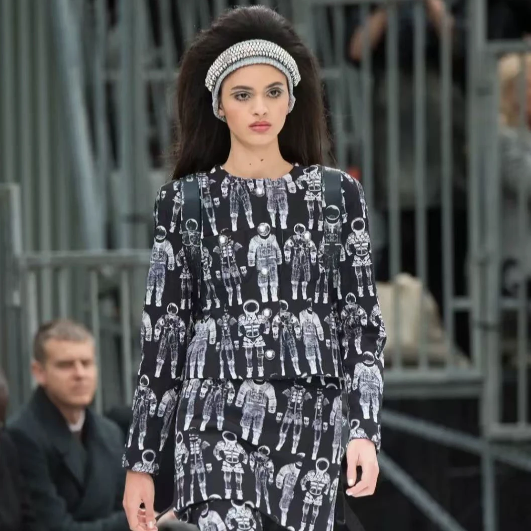 95新 Chanel/香奈儿 黑白宇航员涂鸦棉服/F38/编号8921