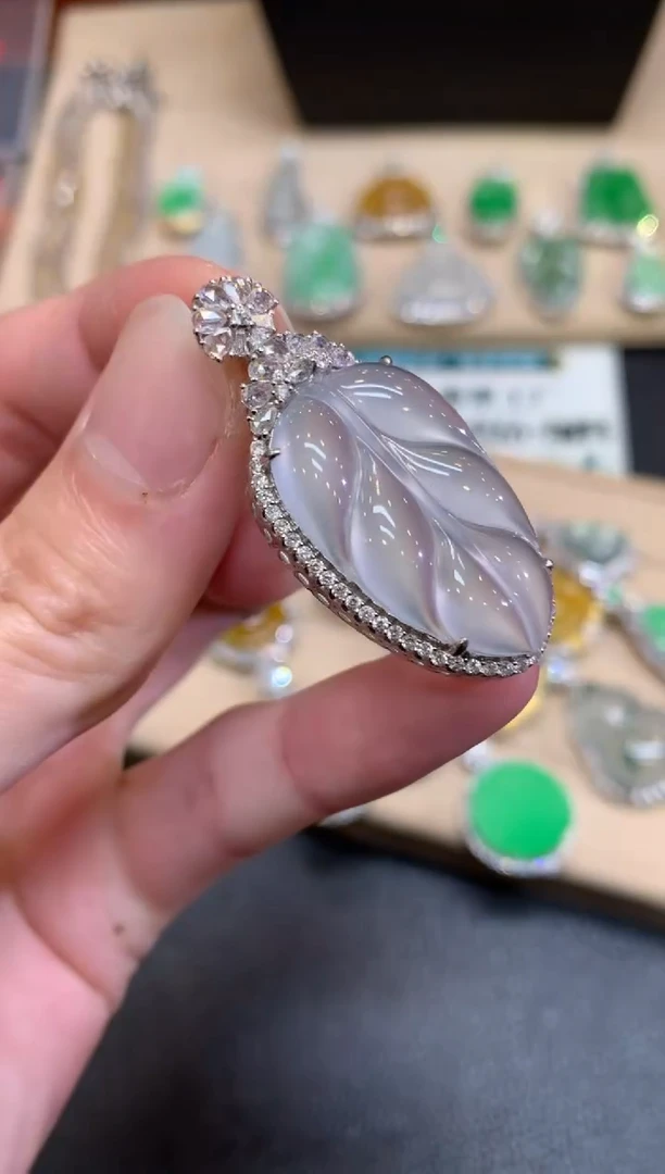 【闪购商品】翡翠颈饰18K金镶嵌叶子【无服务费】