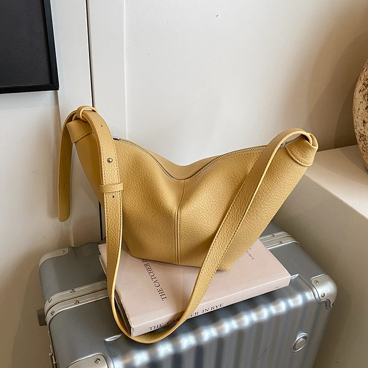 大容量甜美百搭简约早八通勤质感高级韩版潮单肩斜跨饺子包1110