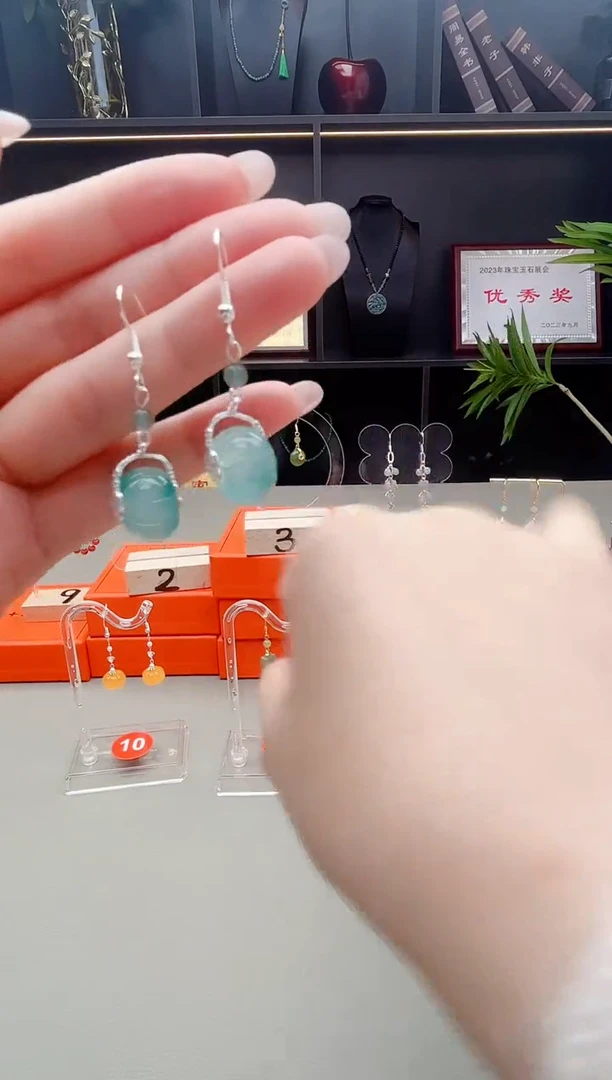 未镶嵌石英质玉（天山翠）耳钉428