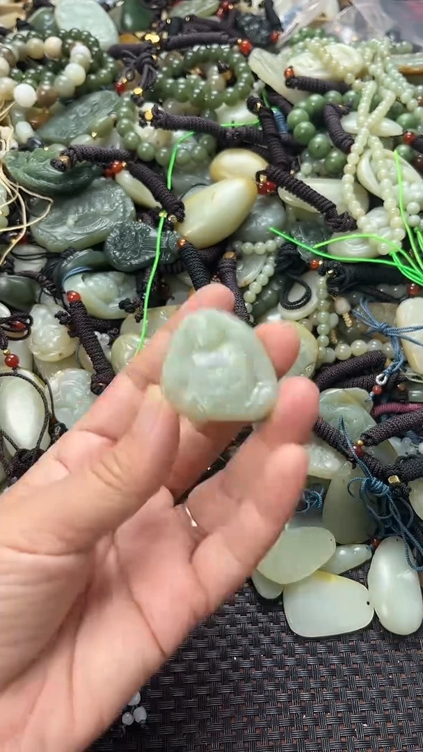 和田玉未镶嵌颈饰（多样性发一件）没有证书有瑕