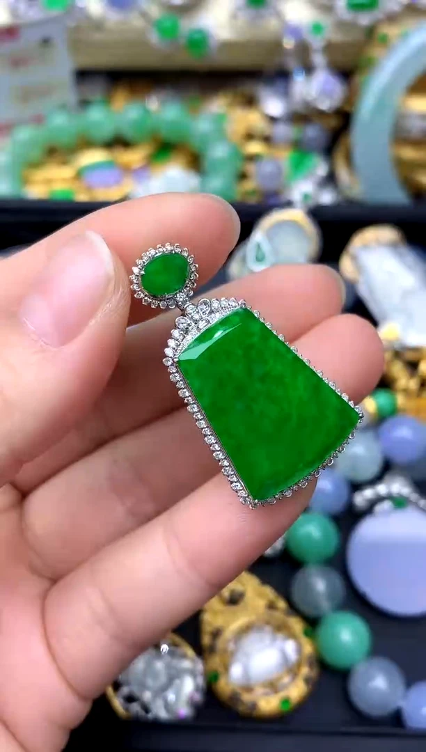 颈饰18K金镶嵌翡翠639 -中国好珍宝