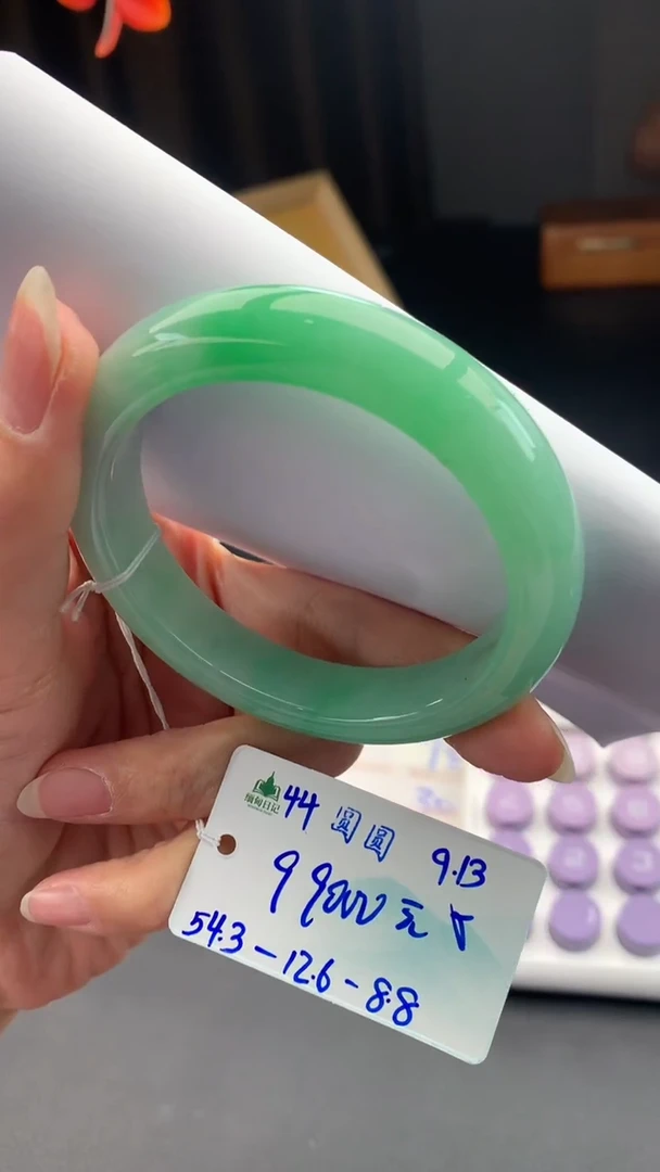 未镶嵌手镯翡翠自带#送人#，联系客服核对地址~