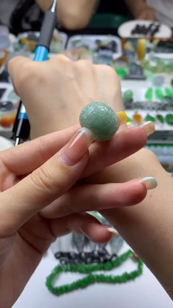 翡翠挂件未镶嵌翡翠