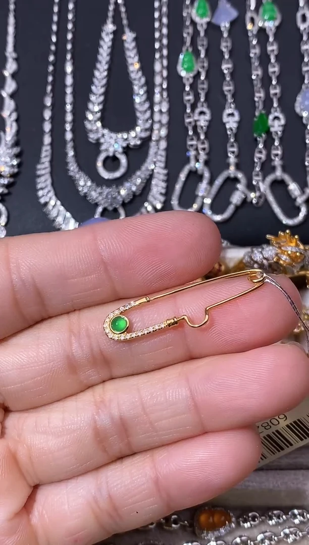 颈饰18K金镶嵌翡翠胸针