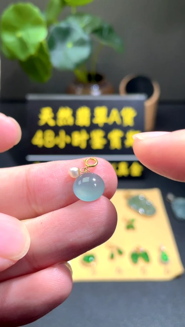 颈饰18K金镶嵌翡翠翡翠A货