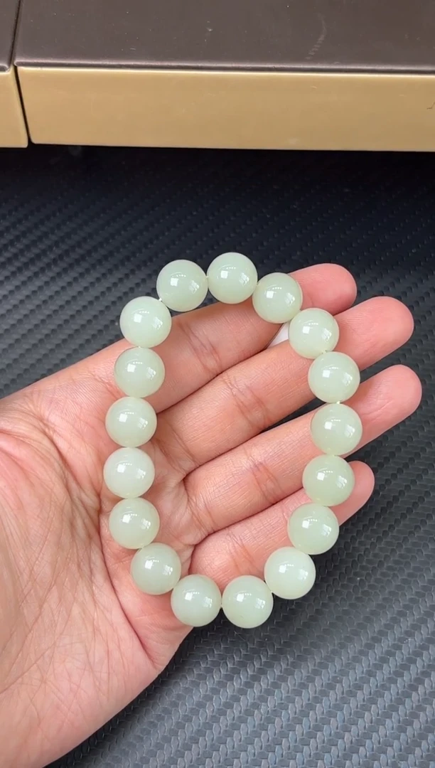 未镶嵌手串和田玉一**你于田微色差卡12h