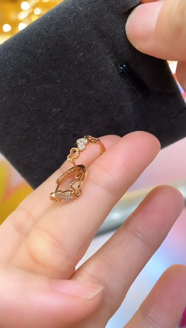 【闪购商品】钻石耳饰18K金镶嵌三葫芦耳圈