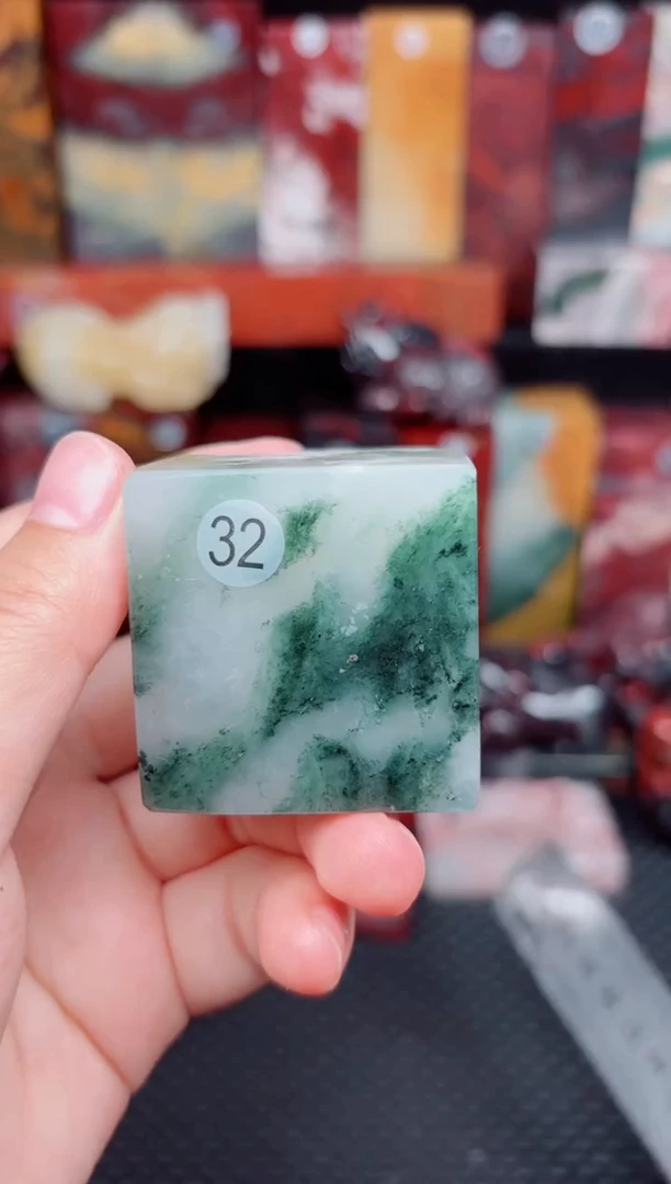 玉32号桂林鸡血玉印章、摆件