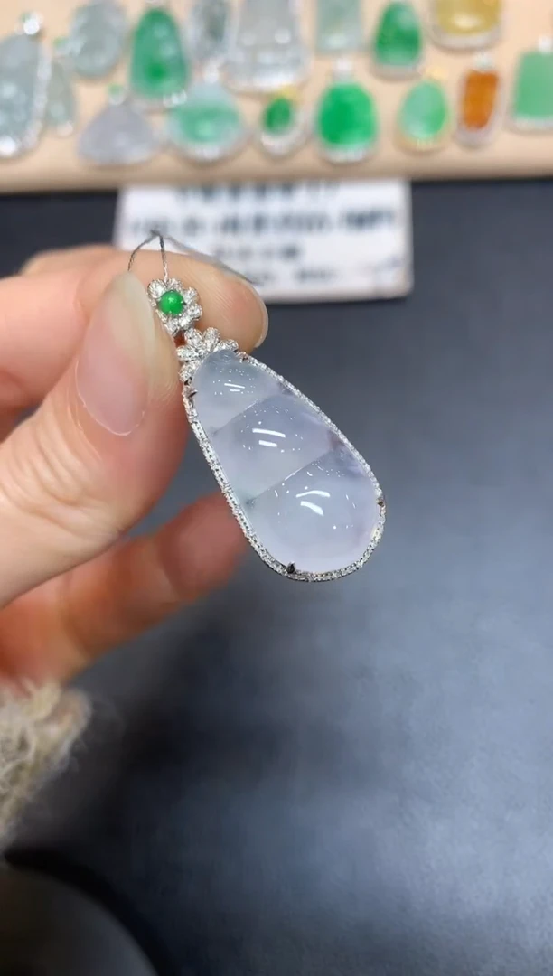 【闪购商品】翡翠颈饰18K金镶嵌福豆【无服务费