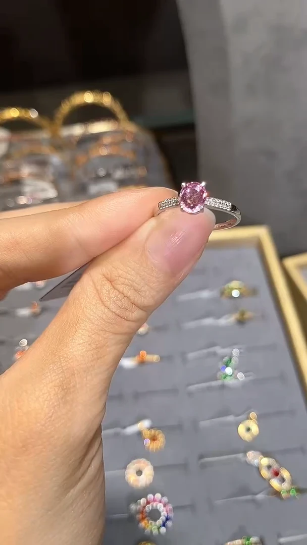 18K金镶嵌戒指尖晶石