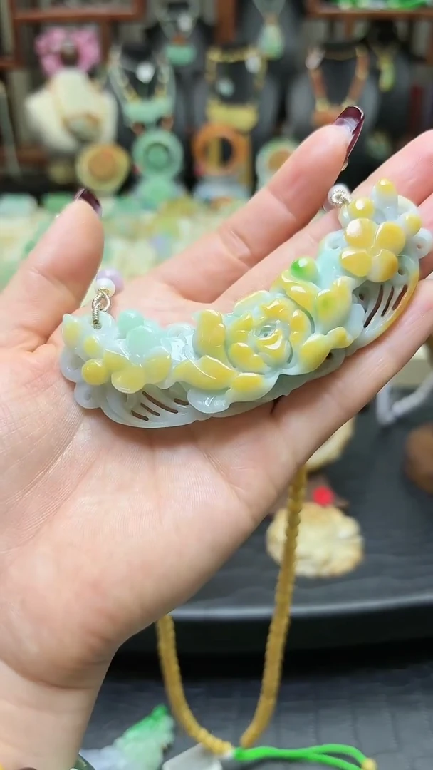 【闪购商品】翡翠颈饰未镶嵌特色黄加绿弯弯