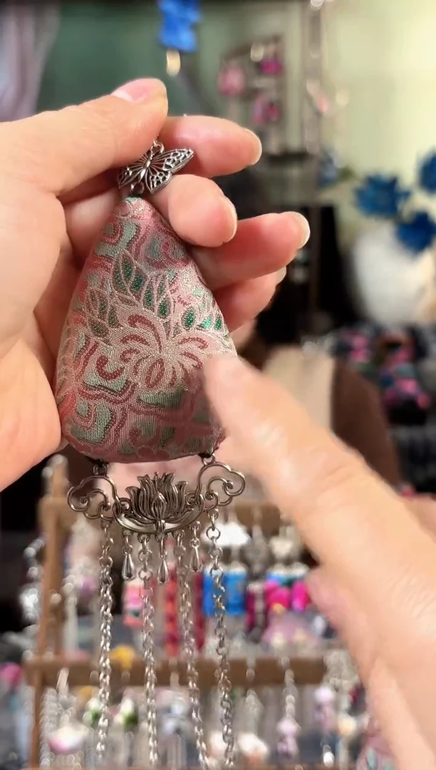 彩云南阁非遗老绣饰品671*