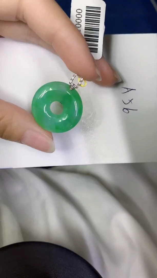 颈饰18K金镶嵌翡翠缅甸天然翡翠A货