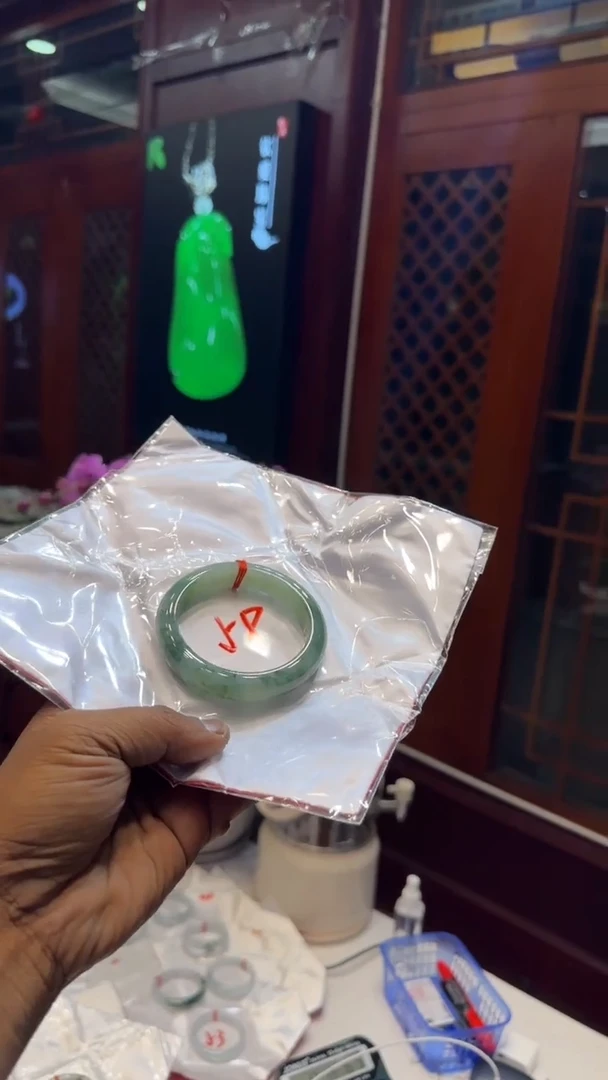 未镶嵌手镯翡翠手镯