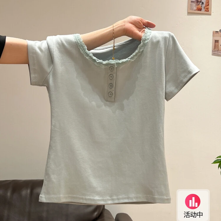奶绿色纯欲蕾丝边半开领短袖t恤女2025夏别致独特露锁骨大码上衣