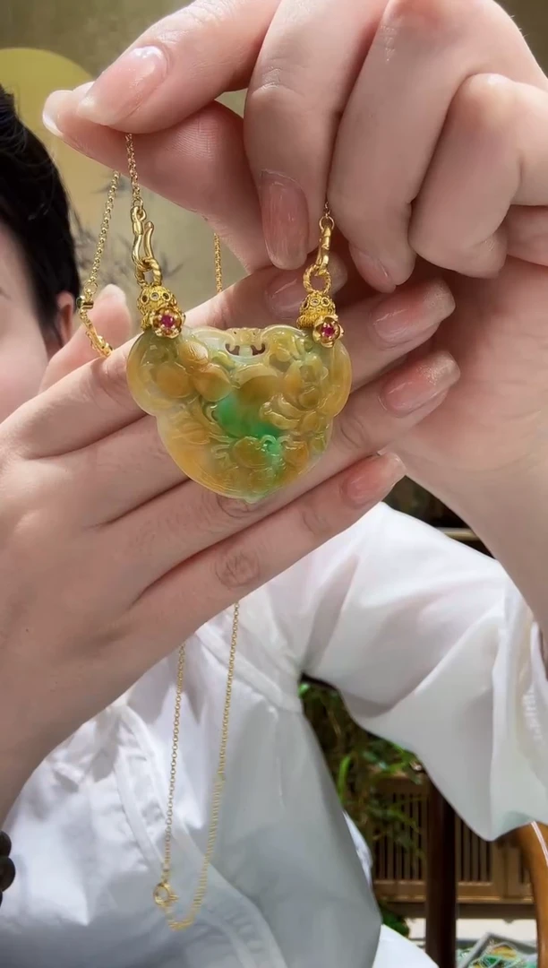 颈饰未镶嵌翡翠吊坠