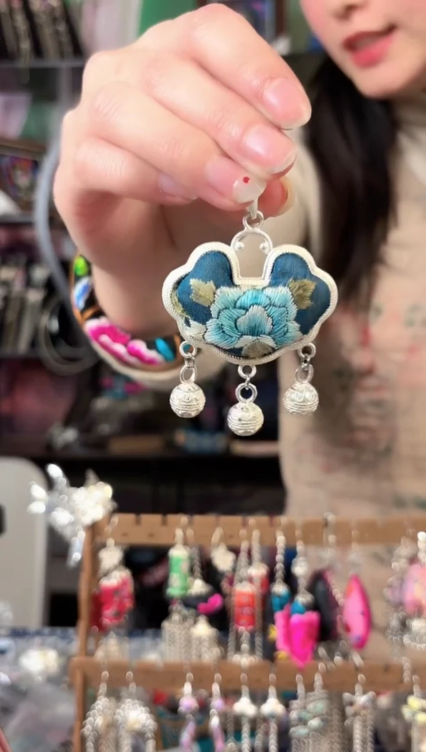 彩云南阁非遗老绣饰品672*