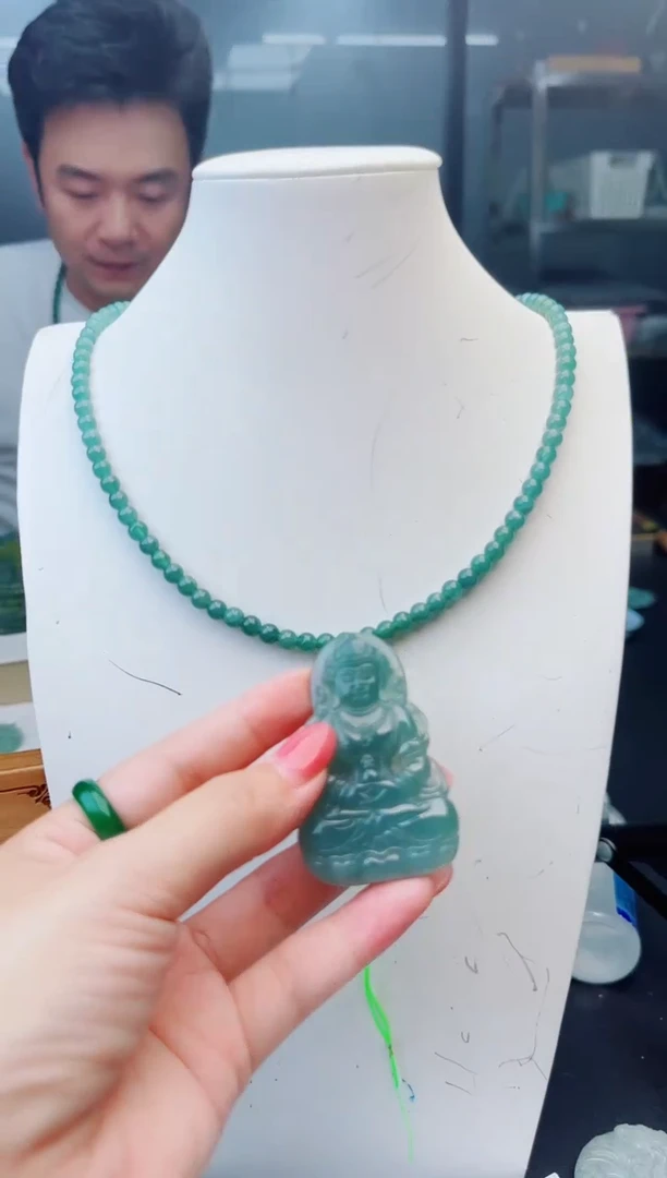 翡翠未镶嵌颈饰多样性发货其中一件