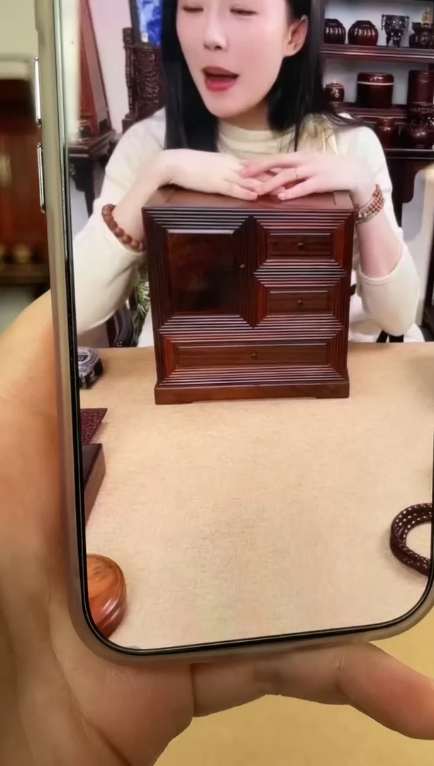 红酸枝木类成套家具一门三抽柜