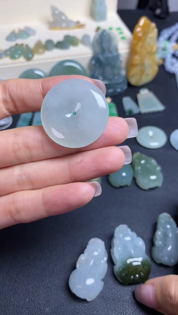 颈饰未镶嵌翡翠平安扣