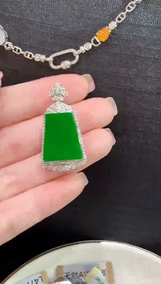 吊坠(不含链)18K金镶嵌翡翠LF多样性发其一