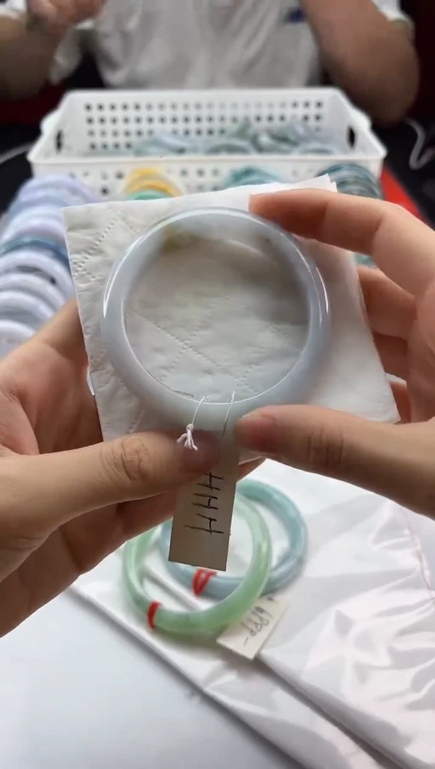 翡翠手镯未镶嵌翡翠1