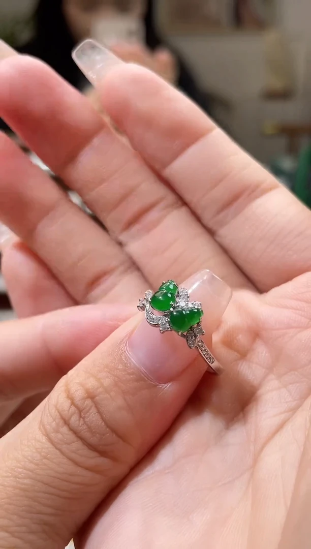 18K金镶嵌戒指翡翠戒指