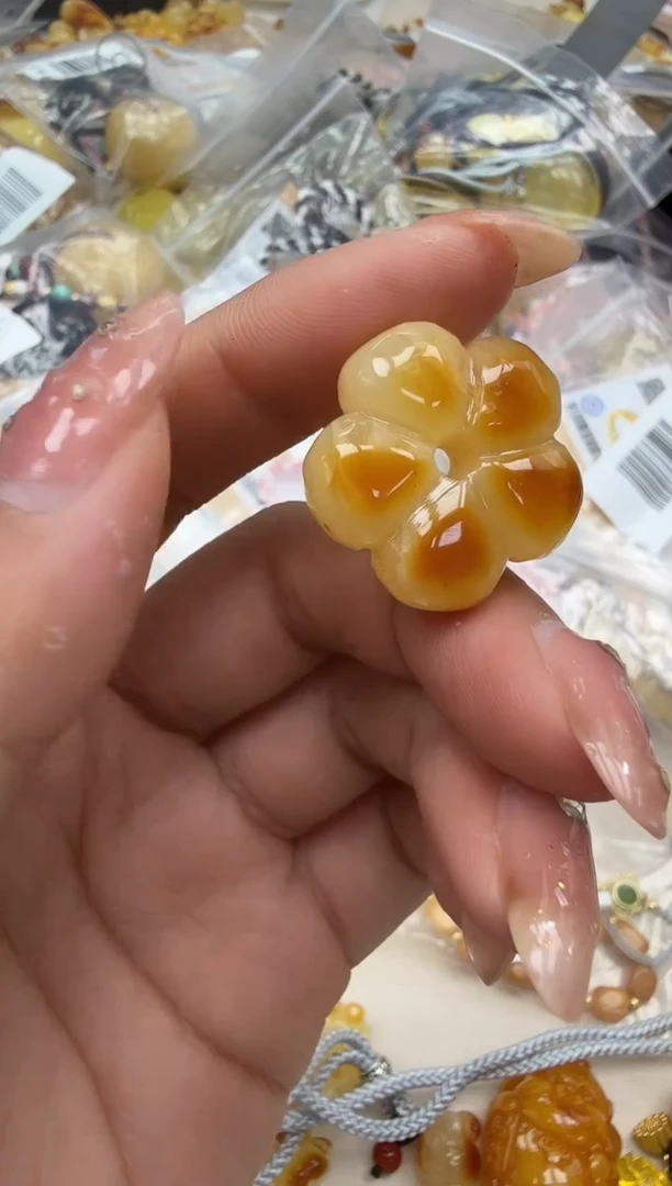 未镶嵌琥珀裸石如图