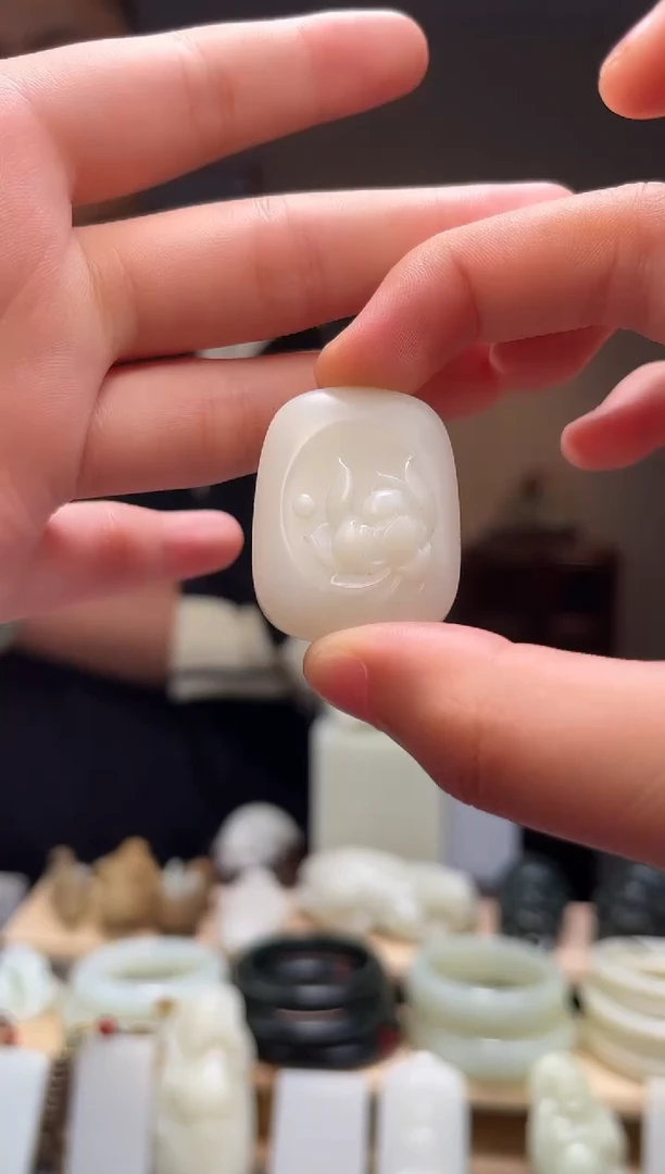 颈饰未镶嵌和田玉吊坠