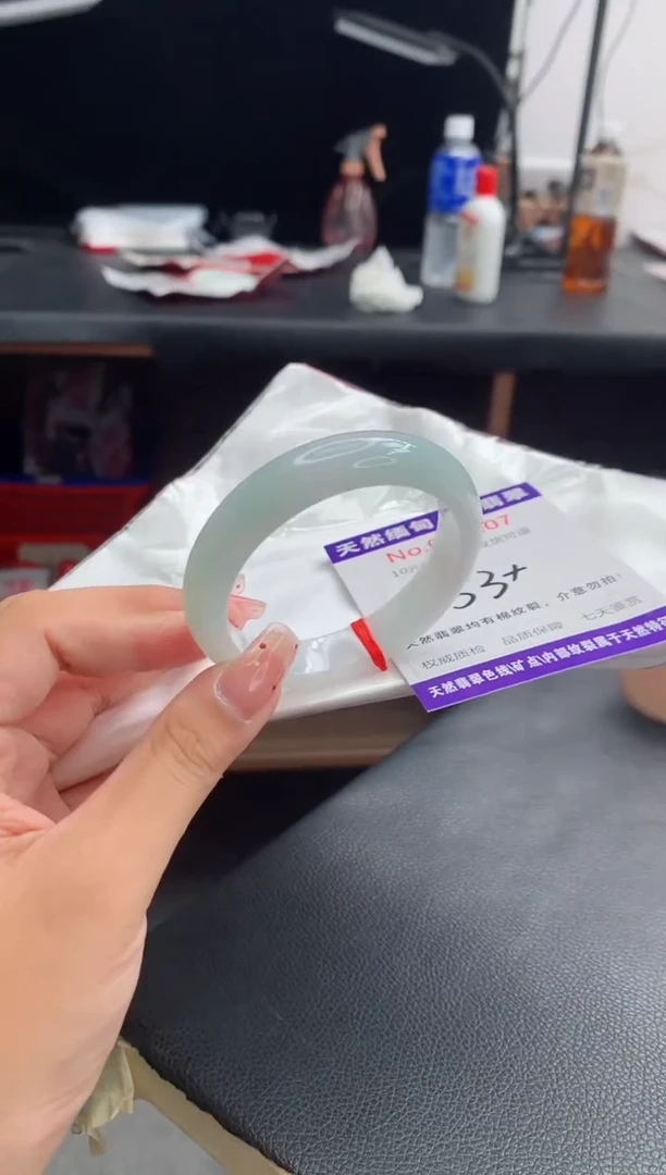 未镶嵌手镯翡翠有纹，完美者勿拍