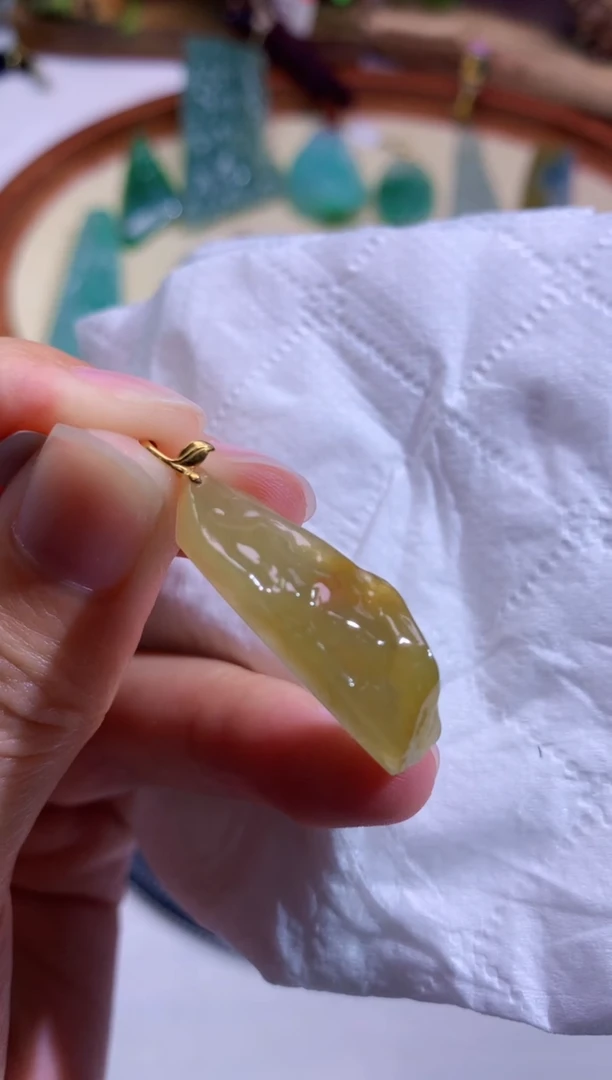 翡翠未镶嵌颈饰