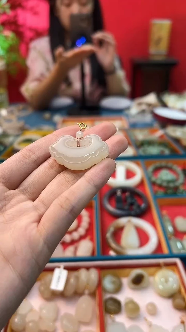 颈饰未镶嵌和田玉Y**糖藕粉如意锁