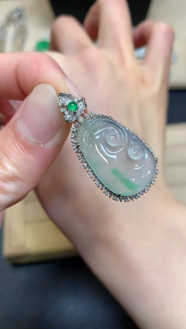 【闪购商品】翡翠颈饰18K金镶嵌如意【无服务费】