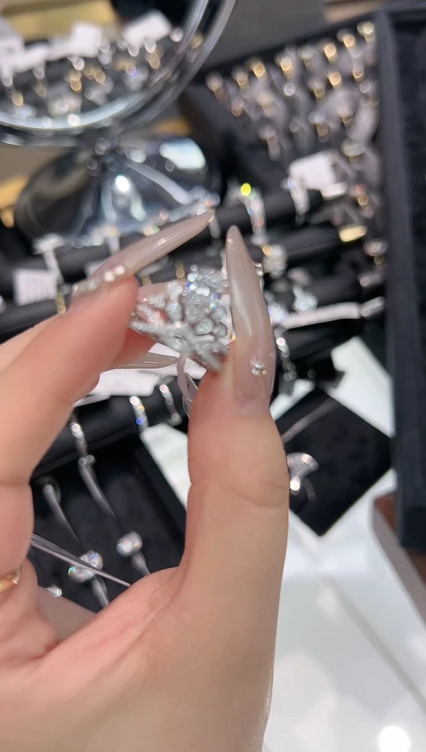 【闪购商品】实验室培育钻石18K金镶嵌戒指皇冠戒指14#