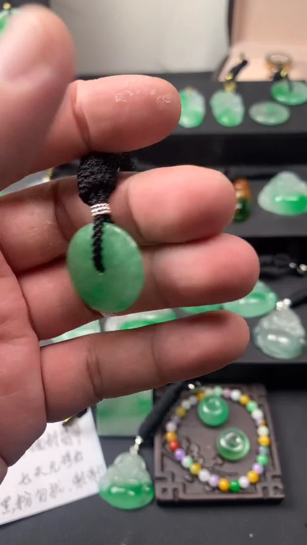 颈饰未镶嵌翡翠一图一物，所见即所得