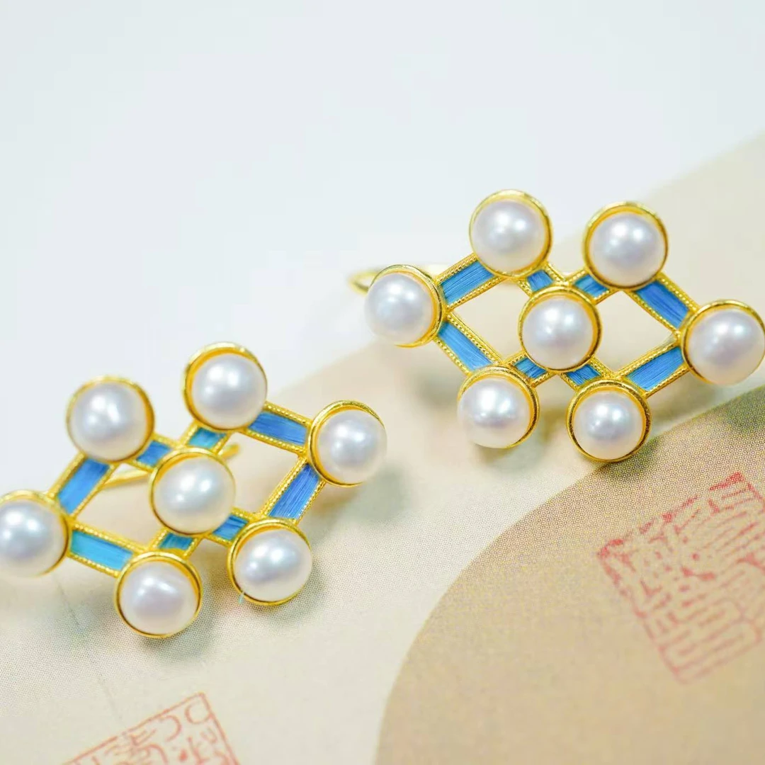 衣锦媚行 925银镀金珍珠点翠 万事胜意方胜纹耳饰 E3493