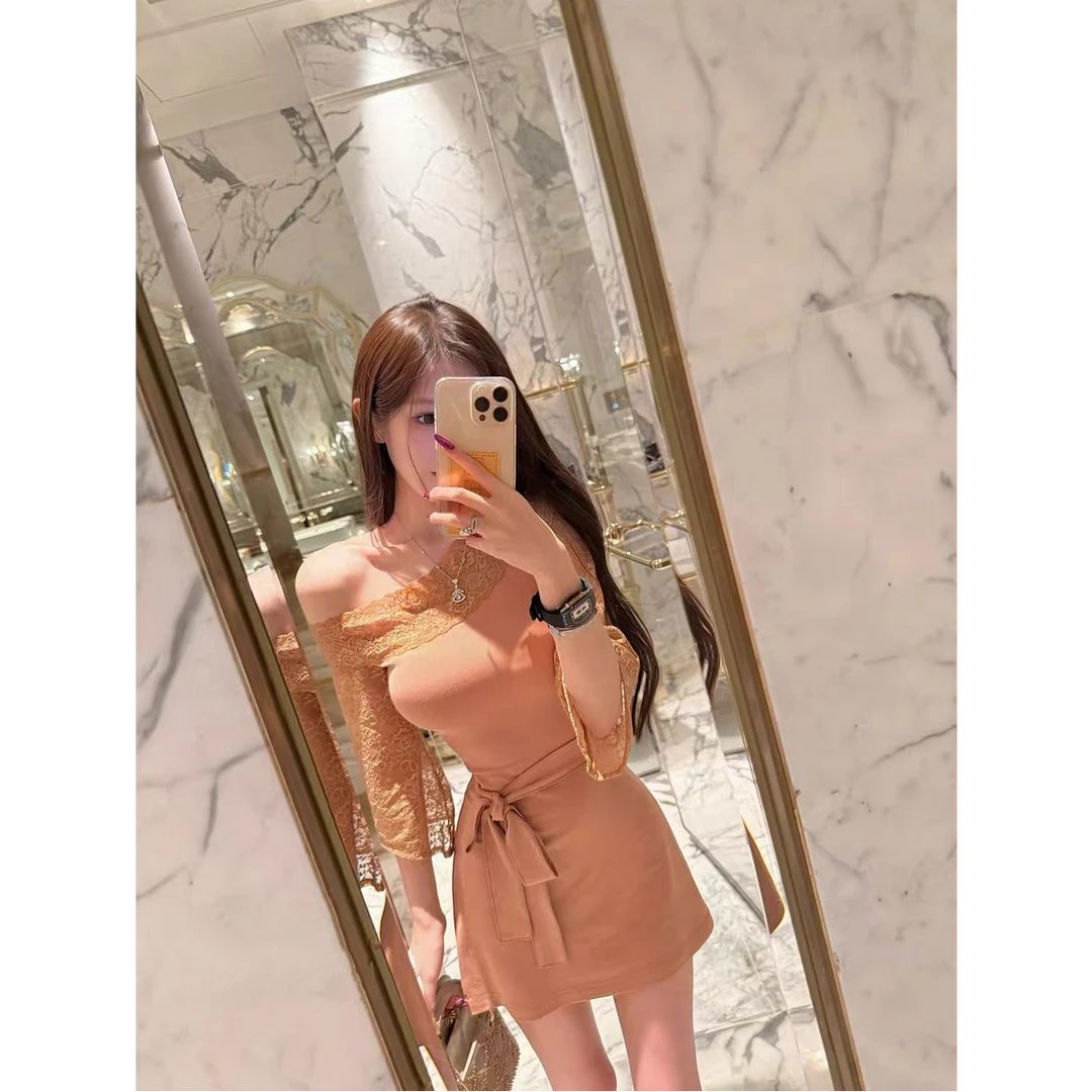 优秀的金蘑菇 温柔姐姐气质纯欲蕾丝斜领露肩收腰连衣裙