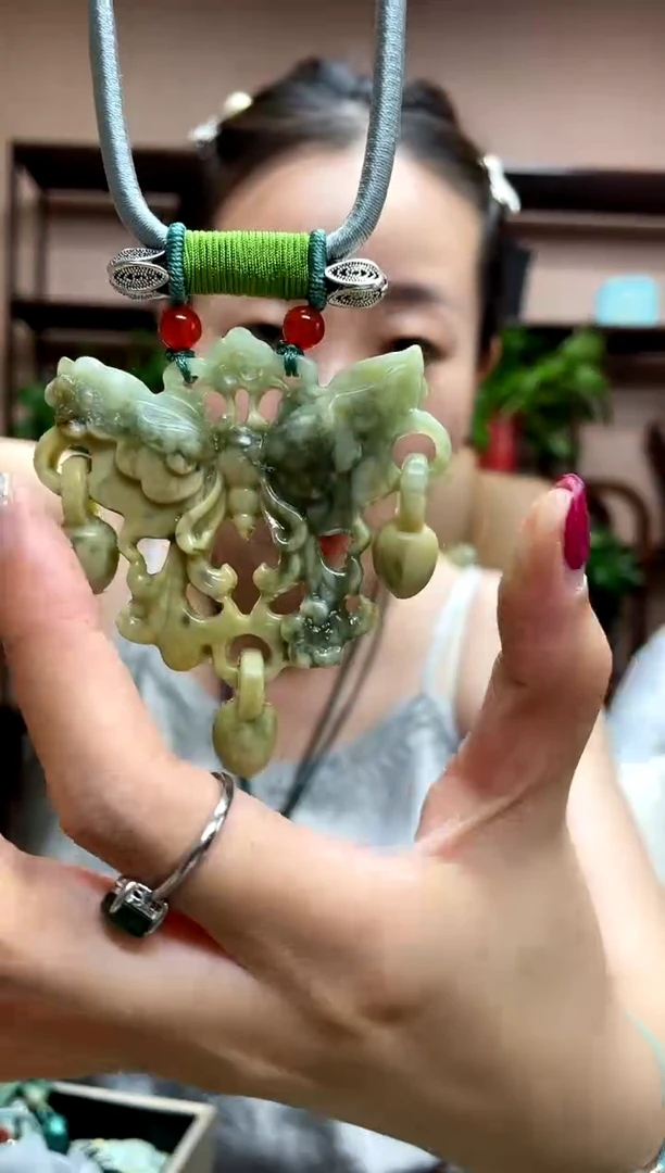 岫玉未镶嵌颈饰·