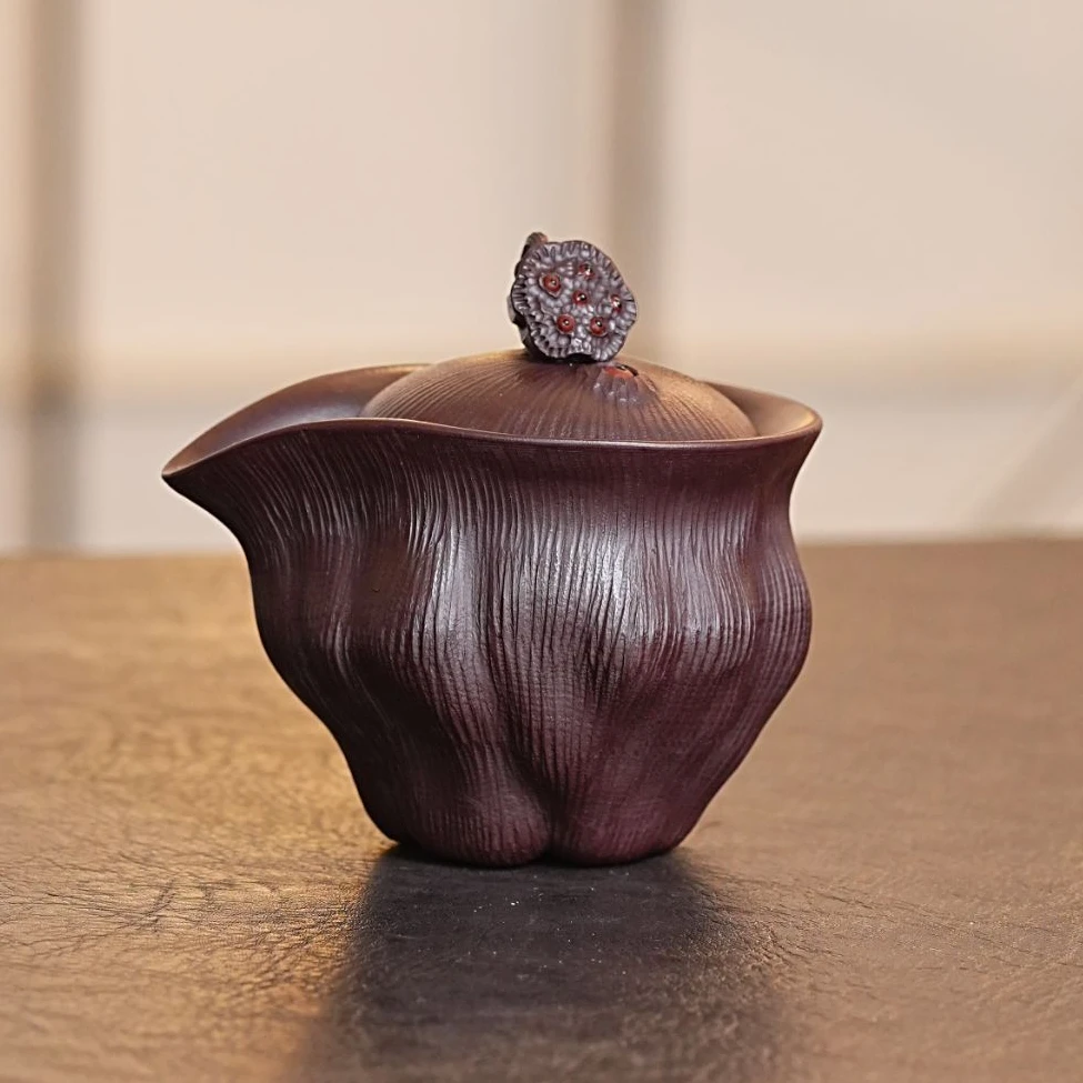 宜兴原矿紫砂爱莲说手抓壶