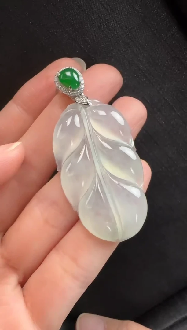 颈饰18K金镶嵌翡翠447叶子一个