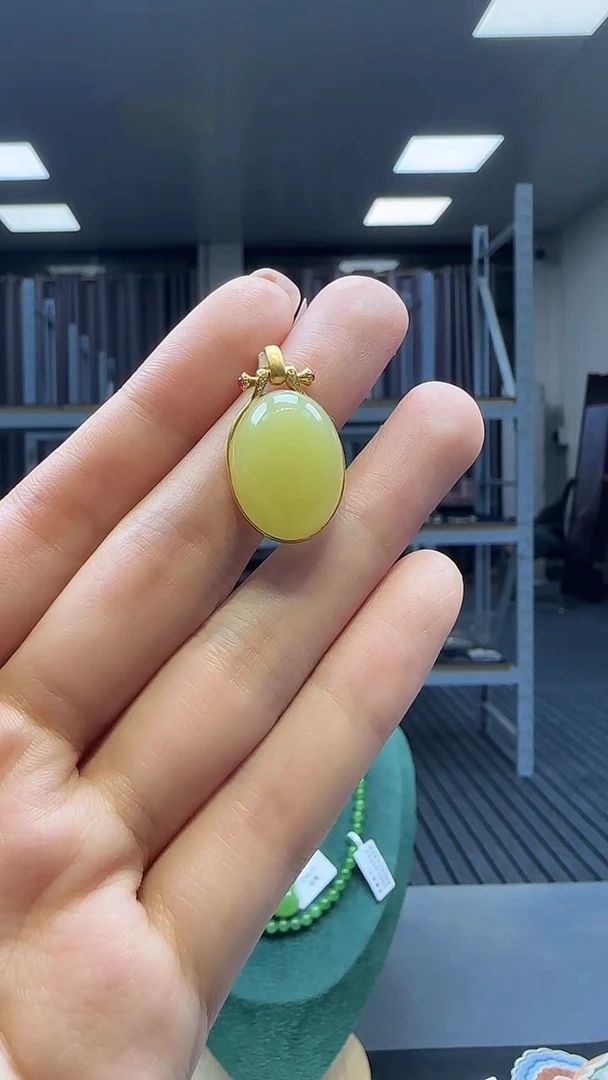 18K金镶嵌和田玉挂件1