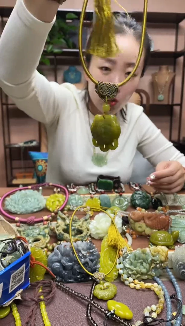 未镶嵌岫玉颈饰·