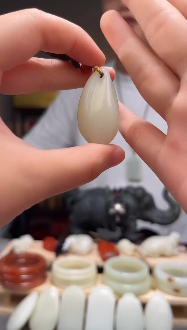 颈饰未镶嵌和田玉吊坠