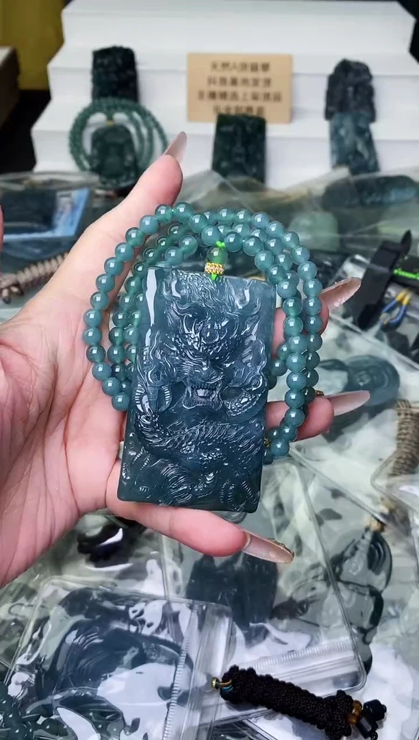 颈饰未镶嵌翡翠